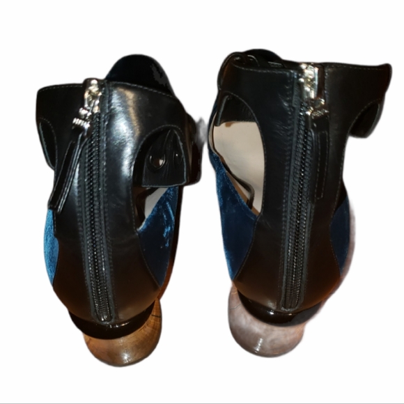 Fendi- Gorgeous dark blue suede fendi heels - Picture 3 of 3